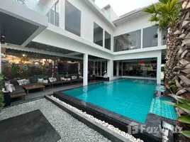 8 chambre Villa à louer à , Nong Prue